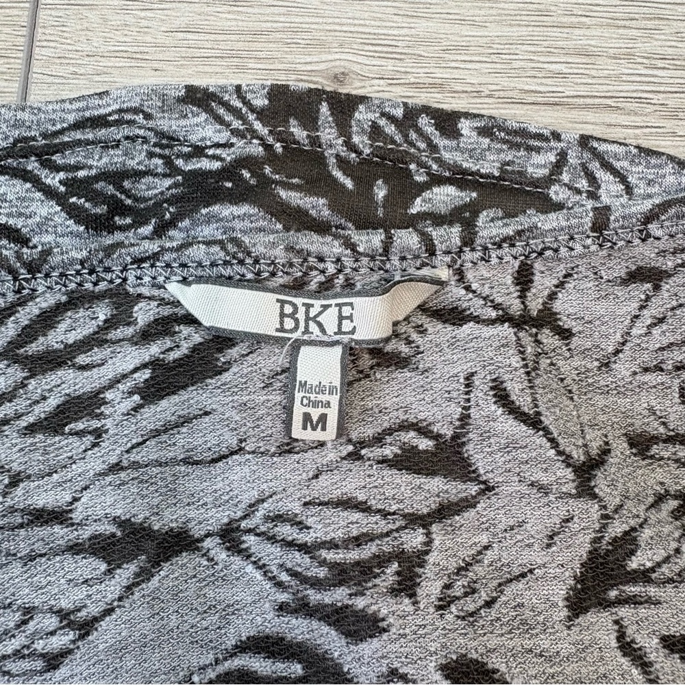 BKE Grey Scoop Neck Long Sleeve Floral Top Size M - Picture 7 of 8